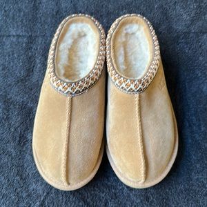 BRAND NEW without box kids Ugg Tasman shoe size 2